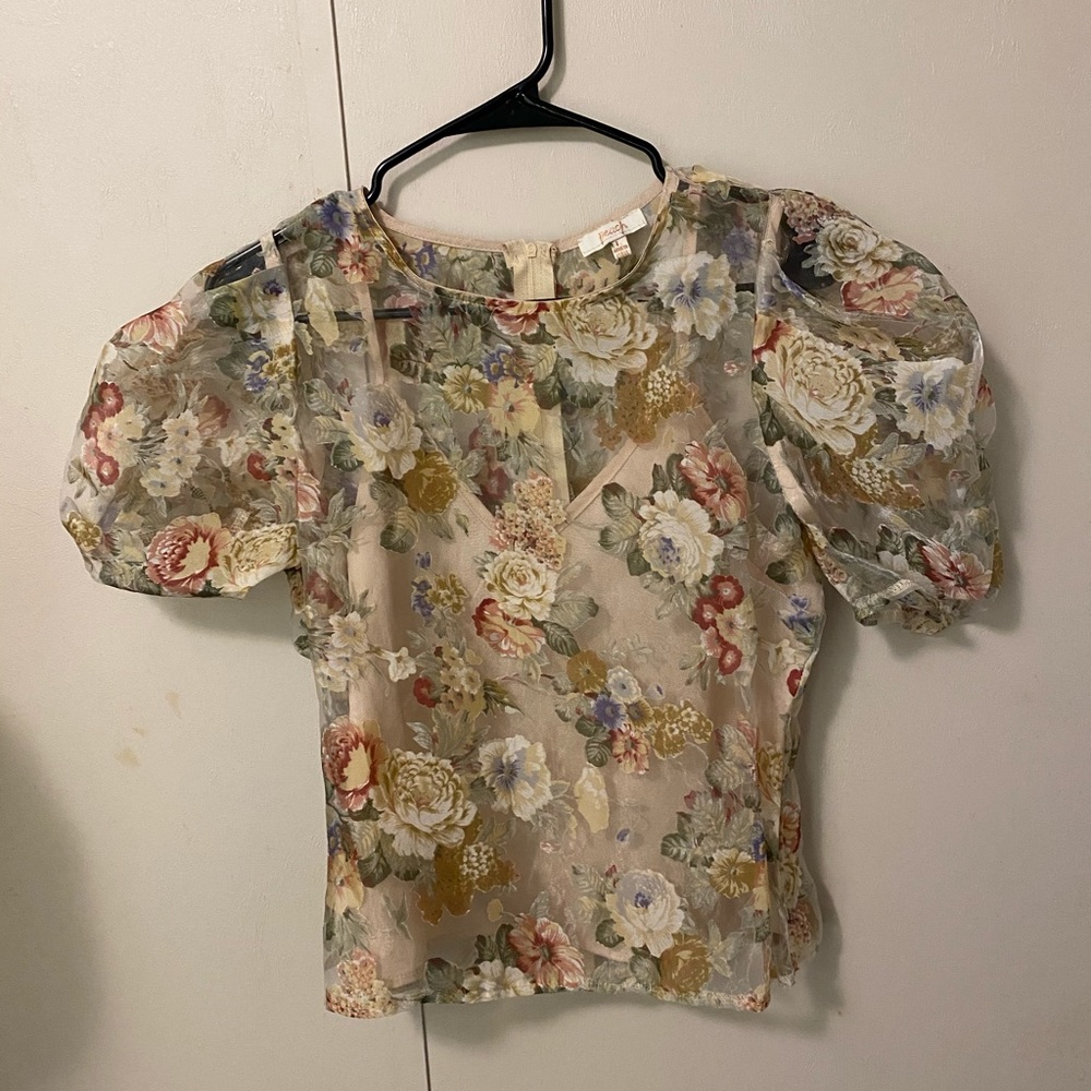 Mesh short sleeve. Floral pattern. Puffy sleeves.